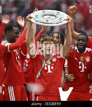 Tom Bischof FC Bayern Munich FCB (20) Dayot Upamecano FC Bayern Munich FCB (02) Bara Sapoko Ndiaye FC Bayern Munich FCB (39) Meisterschale, Schale, TR Banque D'Images