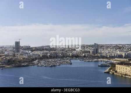Valletta, Malte, 3 avril 2024. Vue panoramique sur le petit port de plaisance de Gzira depuis le centre historique de la Valette Banque D'Images