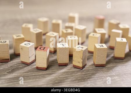 Lettres imprimées sur des cubes de bois éparpillés sur la table Banque D'Images