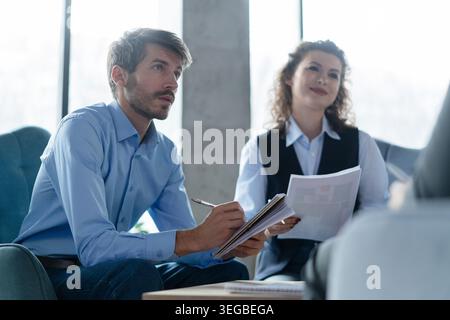 Gens d'affaires, rencontre et discussion avec l'équipe créative pour la collaboration, la planification ou le brainstorming au bureau. Groupe d'employés discutant au conseil Banque D'Images
