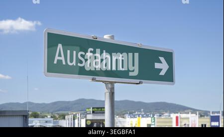Un panneau routier Ausfahrt, en allemand, indique la direction de sortie sur une autoroute Banque D'Images