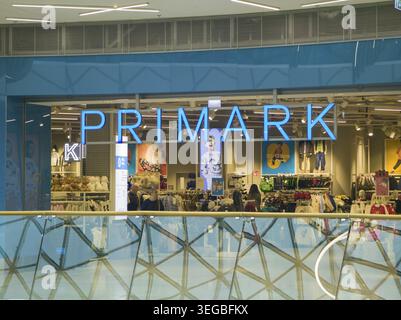 Bratislava, Slowakei - 16 novembre 2025 : Primark Geschaeft vor dem Einkaufszentrum Eurovea. Bratislava. Slowakei Banque D'Images