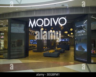 Bratislava, Slowakei - 16 ans. Novembre 2025 : Modivo Schaufenster im Einkaufszentrum Eurovea. Modivo S.A. ist eine Tochtergesellschaft von CCC Chaussures et B. Banque D'Images