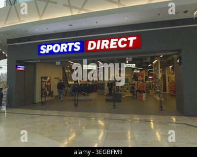 Bratislava, Slovaquie - 16 novembre 2025 : Sports Direct Store front dans le centre commercial Eurovea. Sports Direct le plus grand détaillant de sport aux États-Unis Banque D'Images