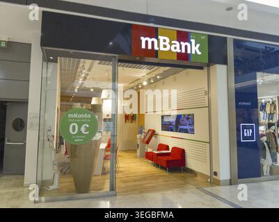 Bratislava, Slovaquie - 16 novembre 2025 : succursale de mBank dans le centre commercial Eurovea à Bratislava. MBank est une banque polonaise basée sur Internet Banque D'Images