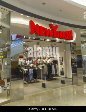 Bratislava, Slovaquie - 16 novembre 2025 : façade du magasin New Yorker dans le centre commercial Eurovea. New Yorker est un détaillant allemand de vêtements Banque D'Images