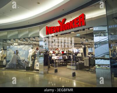 Bratislava, Slovaquie - 16 novembre 2025 : façade du magasin New Yorker dans le centre commercial Eurovea. New Yorker est un détaillant allemand de vêtements Banque D'Images
