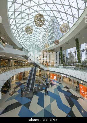 Bratislava, Slowakei - 16 ans. Novembre 2025 : DAS Einkaufszentrum Eurovea à Bratislava. Eurovea ist ein Geschaefts-, Einzelhandels- und Wohnkomplex in br Banque D'Images
