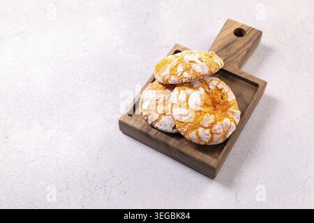 Biscuits crépités au citron sur une assiette de service en bois Banque D'Images