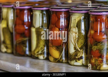 Des pots remplis de légumes marinés colorés qui conservent le goût de l'été même les jours les plus froids Banque D'Images