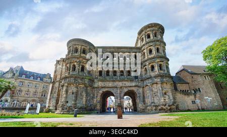 Vue imprenable sur la célèbre Porta Nigra (porte noire) - ancienne porte romaine de la ville à Trèves, Allemagne. UNESCO. Banque D'Images