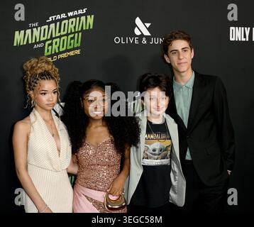 Janice LeAnn Brown, Taylor Cora, Max Matenko et Alkaio Thiele arrivent pour la première de « Star Wars : The Mandalorian and Grogu » de Disney au TCL Chinese Theater. Banque D'Images