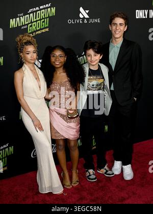 Janice LeAnn Brown, Taylor Cora, Max Matenko et Alkaio Thiele arrivent pour la première de « Star Wars : The Mandalorian and Grogu » de Disney au TCL Chinese Theater. Banque D'Images