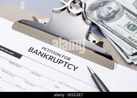 Formulaire de pétition pour faillite et stylo sur le bureau. Formulaire de réclamation pour dommages corporels Banque D'Images