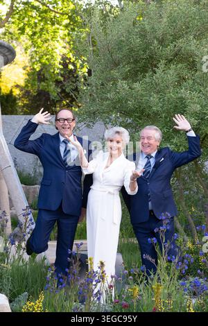 Chelsea, Londres, Royaume-Uni. 18 mai 2026. Angela Rippon recrée sa danse emblématique de 1976 avec un Morecambe et Wise Homage Act, Eric et Little Ern dans le projet Eden Bring me Sunshine Garden Show Garden au RHS Chelsea Flower Show Show à Chelsea, Londres. Crédit : Maureen McLean/Alamy Live News Banque D'Images