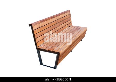 Banc de parc moderne avec lattes en bois teinté cadre en métal isolé sur blanc. Mobilier d'extérieur robuste pour les espaces urbains, les jardins publics ou privés Banque D'Images