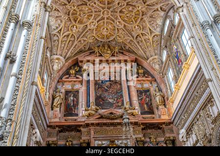 Peintures ornées, murs et plafonds dans la mosquée cathédrale de Cordoue, Espagne Banque D'Images