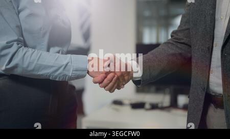 Fermez la poignée de main d'affaires dans le bureau ensoleillé femme homme caucasien conclure l'accord accord accord poignée de main dans l'agence d'assurance de compagnie deux Banque D'Images