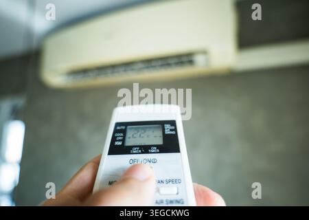 Réglage de la température du climatiseur avec télécommande dans la pièce à la maison Banque D'Images
