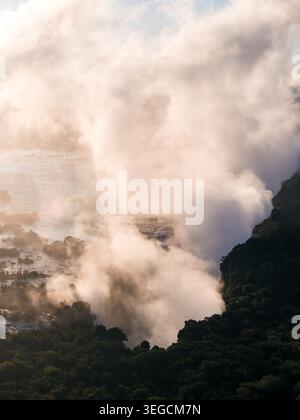 Vue aérienne de la brume des chutes Victoria au coucher du soleil sur la frontière zimbabwéenne Banque D'Images