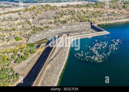 Vue aérienne du déversoir du barrage de Glenbawn en Nouvelle-Galles du Sud en Australie. La photographie de drone capture l'infrastructure d'ingénierie, le réservoir expansif et robuste Banque D'Images