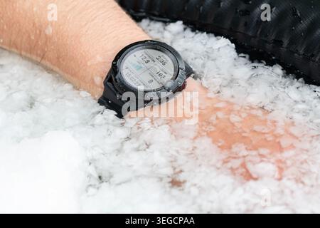 Bain de glace froid suivi de montre de sport Banque D'Images