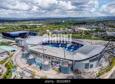 Stade Etihad à Manchester, domicile du Manchester City FC, présentant le terrain de football emblématique de la Premier League et le campus Etihad environnant. Banque D'Images