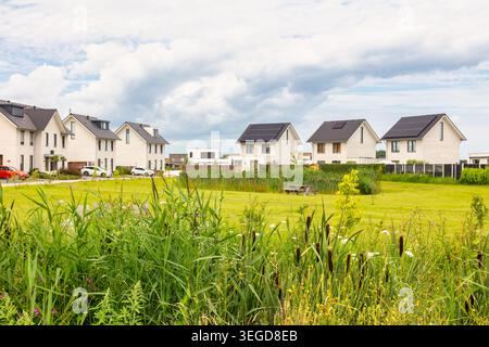 Nouvelles maisons familiales hollandaises sur un site vinex vert à Almere Oosterwold, aux pays-Bas Banque D'Images