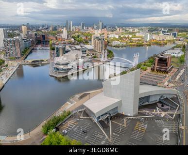 Salford Quays dans le Grand Manchester avec MediaCityUK, The Lowry et une architecture moderne en bord de mer dans le Nord-Ouest de l'Angleterre. Banque D'Images