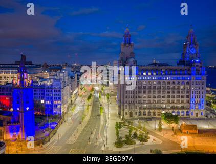 Centre-ville de Liverpool la nuit avec des rues illuminées, des bâtiments historiques et le quartier commercial animé du Merseyside, en Angleterre. Banque D'Images