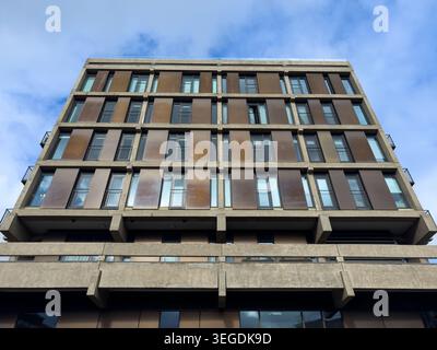 Façade moderne de style brutaliste de Stonebow House à York, en Angleterre, photographiée d'un angle bas regardant vers le haut. Banque D'Images