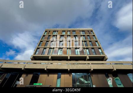 Façade moderne de style brutaliste de Stonebow House à York, en Angleterre, photographiée d'un angle bas regardant vers le haut. Banque D'Images