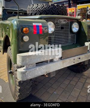 Land Rover militaire vintage exposé lors de la Journée des forces armées à Scarborough, North Yorkshire, Angleterre. Banque D'Images