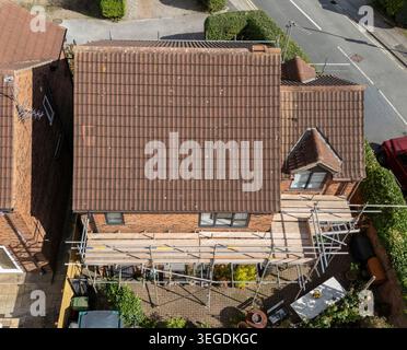 Échafaudage sur une maison de banlieue au Royaume-Uni Banque D'Images