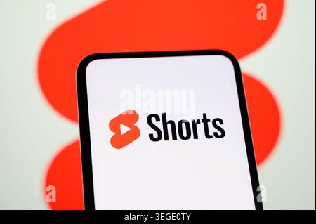 PARIS, FRANCE - 19 MAI 2026 : une illustration montre le logo YouTube Shorts sur l'écran d'un smartphone. Banque D'Images