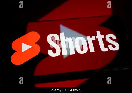 PARIS, FRANCE - 19 MAI 2026 : une illustration montre le logo YouTube Shorts sur l'écran d'un smartphone. Banque D'Images