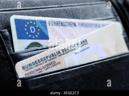 Vue rapprochée de la carte d'identité allemande et du permis de conduire dans un portefeuille en cuir noir Banque D'Images