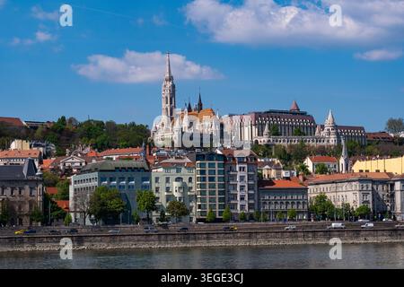 Vue sur le Danube du côté de Pest avec l'église de l'Assomption du château de Buda également connu sous le nom de l'église Matthias une église catholique dans Banque D'Images