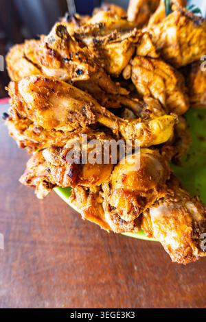 Ayam Goreng Padang, poulet frit indonésien, style Padang enrobé de riches épices indonésiennes et de miettes dorées croustillantes Banque D'Images