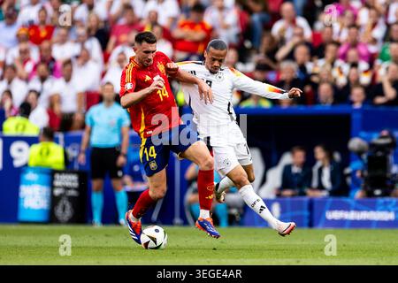 Stuttgart, ALLEMAGNE - 05 JUILLET : Leroy Sane (Allemagne, 19) affronte Aymeric Laporte (Espagne, 14) pour le ballon lors du quart de finale de l'UEFA EURO 2024 entre Espagne vs Allemagne à Stuttgart Arena lors de l'UEFA EURO 2024 le 05 juillet 2024 à Stuttgart, Allemagne. Banque D'Images