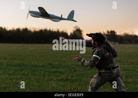 Un opérateur de drone de l’armée suédoise lance un drone de reconnaissance sur l’île de Gotland en Suède lors de l’exercice Aurora 26. Les forces armées ukrainiennes ont envoyé des opérateurs de drones en Suède pour Aurora 26 afin de transmettre les leçons apprises à leurs homologues de l’OTAN, tout en fournissant une force adverse difficile aux soldats alliés. Les précédentes itérations d’Aurora, série d’exercices militaires menés par la Suède, axées sur la mobilisation des forces armées du pays pour la défense nationale, ont également cherché cette année à tester la capacité de la Suède à intégrer les forces alliées dans ces plans. Plus de 18 000 soldats de 13 pays y ont participé. Banque D'Images