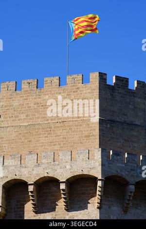 Les tours Serranos à Valence et le drapeau de Valence Banque D'Images