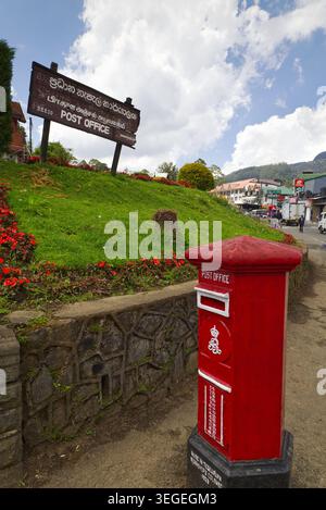 Boîte aux lettres victorienne rouge devant le bureau de poste Nuwara Eliya, Sri Lanka dans le centre-ville. L'enseigne du bureau de poste est en arrière-plan Banque D'Images