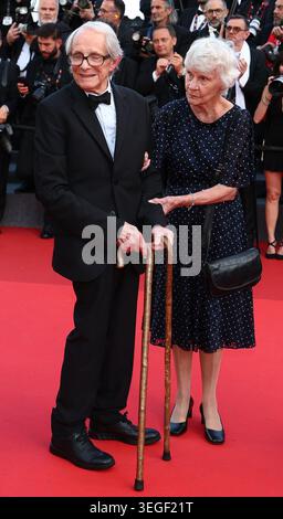 19 mai 2026, Cannes, Côte d'azur, France : KEN LOACH et son épouse LESLEY ASHTON sur le tapis rouge pour la projection d'AMARGA NAVIDAD au 79e Festival annuel de Cannes au Palais des Festivals de Cannes, France (crédit image : © Mickael Chavet/ZUMA Press Wire) USAGE ÉDITORIAL SEULEMENT ! Non destiné à UN USAGE commercial ! Banque D'Images