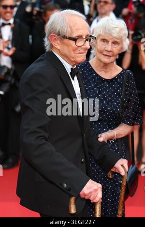 19 mai 2026, Cannes, Côte d'azur, France : KEN LOACH et son épouse LESLEY ASHTON sur le tapis rouge pour la projection d'AMARGA NAVIDAD au 79e Festival annuel de Cannes au Palais des Festivals de Cannes, France (crédit image : © Mickael Chavet/ZUMA Press Wire) USAGE ÉDITORIAL SEULEMENT ! Non destiné à UN USAGE commercial ! Banque D'Images