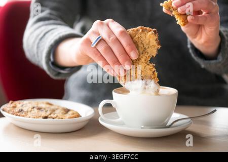 Dégustez un biscuit chaud aux pépites de chocolat accompagné d'une tasse de café à la vapeur Banque D'Images