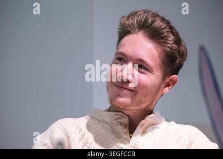 Turin, Italie. 18 mai 2026. L'auteur-compositeur-interprète italien Andrea de Filippi, connu sous le nom d'Alfa, assiste à un événement lors de la cinquième et dernière journée de la Foire internationale du livre de Turin au Lingotto Fiere. Crédit : SOPA images Limited/Alamy Live News Banque D'Images