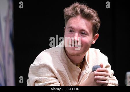 Turin, Italie. 18 mai 2026. L'auteur-compositeur-interprète italien Andrea de Filippi, connu sous le nom d'Alfa, assiste à un événement lors de la cinquième et dernière journée de la Foire internationale du livre de Turin au Lingotto Fiere. Crédit : SOPA images Limited/Alamy Live News Banque D'Images