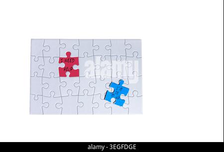 Quelques pièces de puzzle ont un message sur le besoin d'aide. Les pièces sont dispersées et ne sont pas complètement jointes ensemble. Cette scène montre l'importance du soutien et de la connexion. Banque D'Images