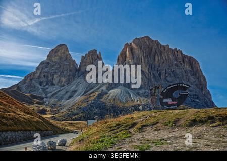 Passo Gardena, Italie - 19.05.2026 : une vue panoramique à couper le souffle sur les pics de calcaire accidentés des Dolomites à Passo Gardena dans le Val Gardena, Italie Banque D'Images